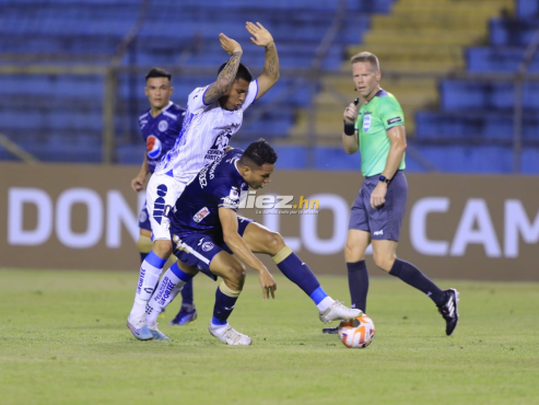 Carlos Meléndez intenta escaparse de la marca de un futbolistas del Pachuca en el Olímpico Metropolitano. FOTO: Neptalí Romero.