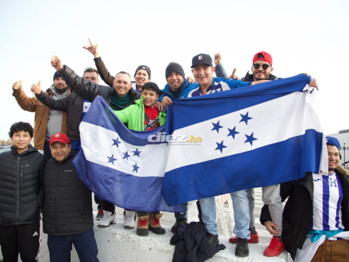El lindo ambiente de nuestros compatriotas en el BMO Field de Toronto. FOTO: Stephan Ordóñez.