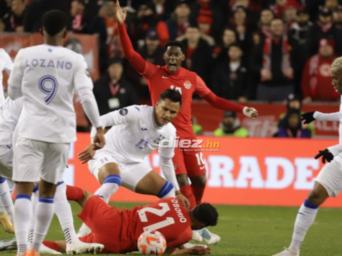 Denil Maldonado le comete falta a Jonathan Osorio en el BMO Field. FOTO: Stephan Ordoñez.
