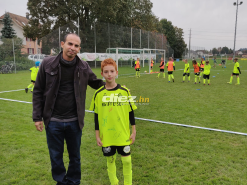 Hendrik Ronaldo junto a su padre en un entreno con el <b>FC Solothurn de Suiza.</b>