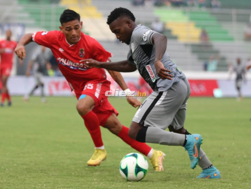 “Zapatilla” Mejía domina la pelota ante la marca de Samuel Pozantes. FOTO: David Romero.