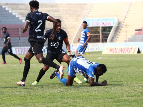 Luis Garrido intenta robarle el balón al Victoria en el mediocampo del Estadio Ceibeño. FOTO: Esaú Ocampo.