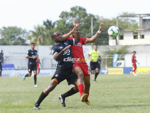 El partido se ha disputado bajo un insoportable calor en la Perla del Ulúa. FOTO: Neptalí Romero.