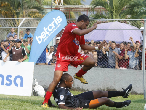 César Oseguera le comete falta al colombiano Harold Lasso en el Humberto Micheletti.