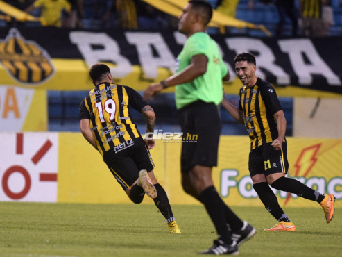 Así festejó Ramiro Rocca el gol anotado en el primer tiempo en el Olímpico. FOTO: José Valle.