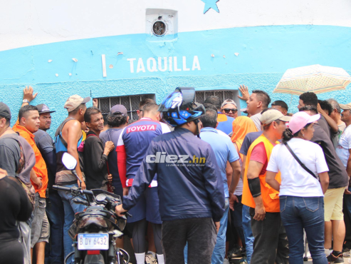 4:00 A.M. y 5:00A.M. fueron las horas en que aficionados de Olimpia se asomaron al Estadio Nacional de Tegucigalpa para comprar un boleto de cara a la gran final ante Olancho FC. FOTO: Andro Rodríguez.