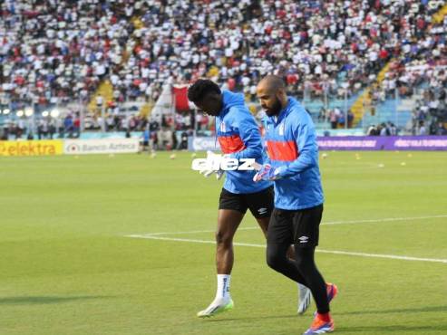 Édrick Menjívar y Naid Guity salen a calentar previo a la gran final. FOTOS: Mauricio Ayala | David Romero | Estalin Irías.