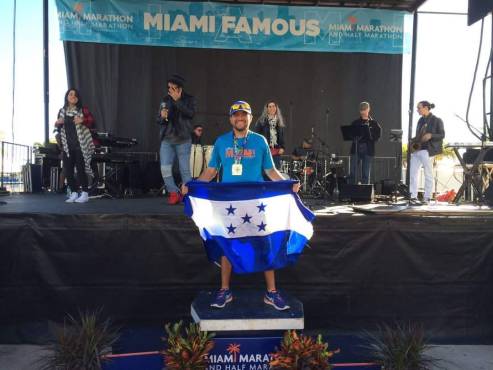 En Miami. Sin el apoyo de nadie, más que la de su familia, Trochez ha mostrado la bandera de Honduras en las competiciones internacionales. Ejemplar.