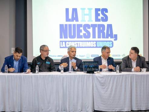 En la mesa principal estuvieron presentes las autoridades de la Federación de Fútbol y el técnico Reinaldo Rueda.