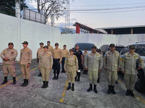 Los miembros del Cuerpo de Bomberos cuando estaban esperando por hacer su ingreso al estadio Morazán y dar asistencia en el clásico Real España vs Olimpia.