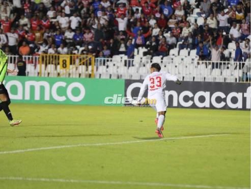 La celebración de Michaell Chirinos en el gol de Olimpia ante el CAI de Panamá. FOTO: David Romero.