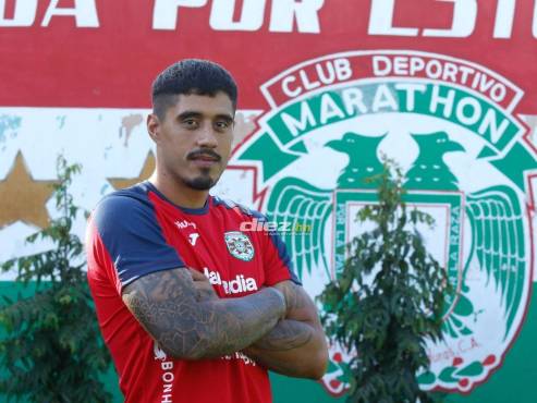 Maxi Pérez, el nuevo delantero del Marathó posó para el lente de DIEZ en la sede del equipo verdolaga. FOTO: Neptalí Romero.