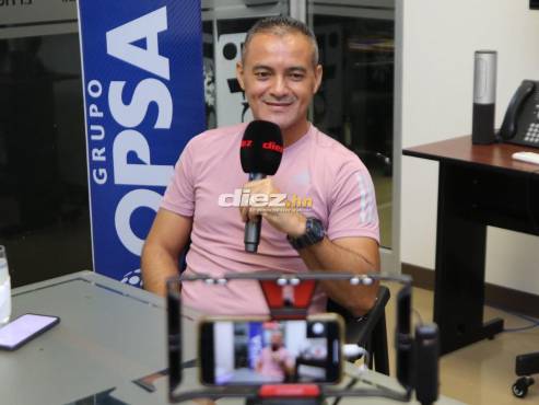 El árbitro Melvin Matamoros durante la charló con el periodista Erlin Varela. El juez contó anécdotas que no habían salido a la luz pública. FOTO: Andro Rodríguez.