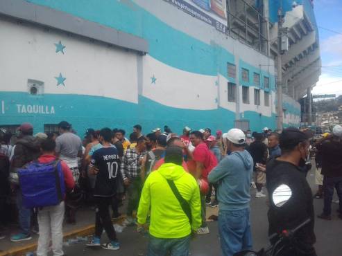 Aficionados del Olimpia causan locura en Tegucigalpa para obtener una entrada a la final de la Concacaf League