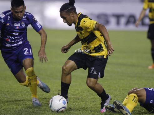 El brasileño Kennedy Rocha se quita la marca de dos defensores del Cobán Imperial de Guatemala. FOTO: Neptalí Romero.