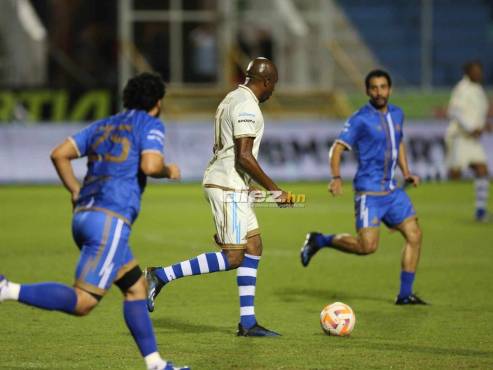 Jerry Palacios domina la pelota ante la marca de Miguel Castillo en el área de la Selección Dorada. FOTOS: Mauricio Ayala | Andro Rodríguez | David Romero.
