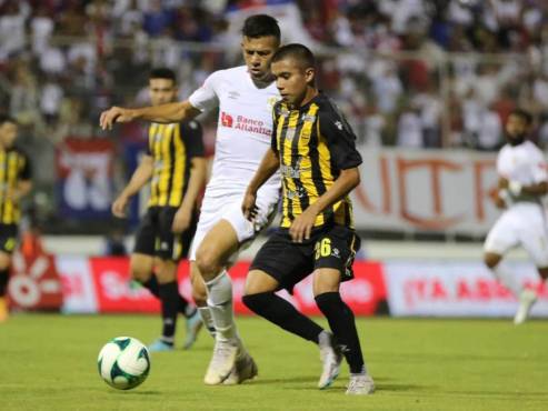 Roberto Osorto jugó partidos ante Olimpia y Marathón, así como contra Olancho FC (3), UPNFM (3), Honduras Progreso, Vida y Real Sociedad.