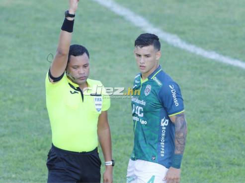 André Orellana recibió la tarjeta roja por parte del réferi Selvin Brown tras la barrida temeraria a los jugadores Patón Mejía y Carlos Pineda. FOTO: Neptalí Romero.