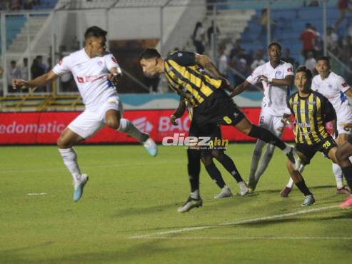 Olimpia está venciendo a Real España en el Nacional de Tegucigalpa. FOTO: Alex Pérez.