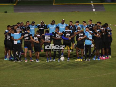 La delegación de 26 jugadores más el cuerpo técnico de Honduras previo al entreno de esta noche en el Nacional. FOTO: Andro Rodríguez.