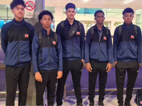 Los cinco jugadores que militan en la Academia Brookhouse de Inglaterra.