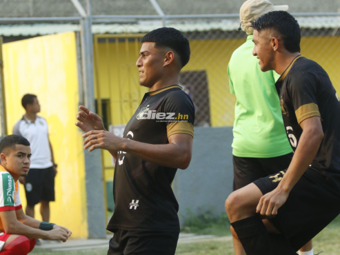 El excepcional festejo de Ángel Domínguez ante la mirada de Isaac Castillo. FOTO: Neptalí Romero.