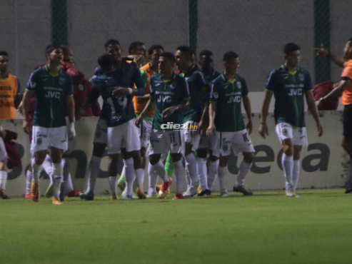 Así festejaron los jugadores de Marathón uno de los dos goles ante Motagua. FOTO: Andro Rodríguez.