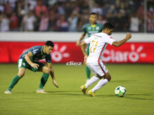 José Mario Pinto se gira para controlar la esférica frente a la mirada del Chelito Martínez. FOTO: Andro Rodríguez.