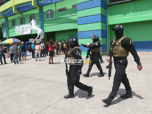 Miembros de la Dirección Policial Anti Maras y Pandillas Contra El Crimen Organizado (DIPAMPCO) están presentes en Juticalpa. FOTO: Alex Pérez.