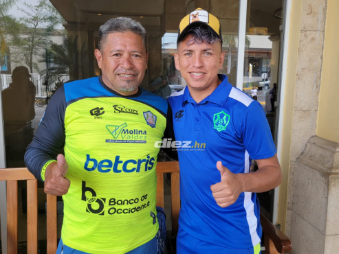 José Gómez (Izquierda) y Henry Gómez (Derecha) palpitan la gran final entre Olimpia-Olancho FC. FOTO: Erick Castillo.
