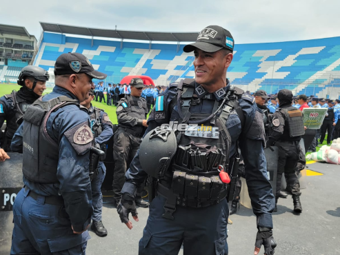 William Moncada le tocó trabajar con la Policía Nacional en la gran final entre Olimpia-Olancho FC. FOTO: Carlos Castellanos.
