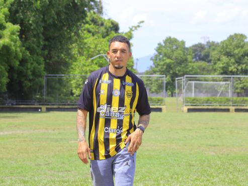 El delantero mexicano ya se puso la casaca del Real España, club con el que busca levantar el título del Apertura 2023. FOTO: Moisés Valenzuela.