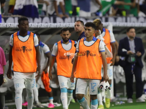 Los rostros tristes en los jugadores de la Selección de Honduras tras el 4-0 ante México.