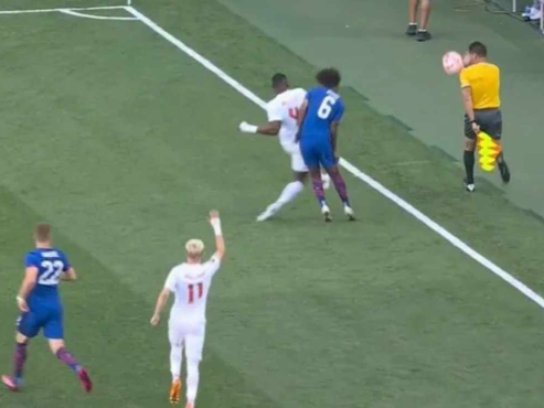 Kamal Miller le soltó un balonazo accidental al abanderado Cristian Espinoza.