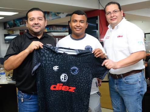 Nahum Aguilar, Jefe de Redacción de Diario Deportivo DIEZ, Enrique Amador de Fundación Alberth Elis y Arturo Nolasco, Editor-jefe de Diario Deportivo DIEZ. FOTO: Héctor Edú.