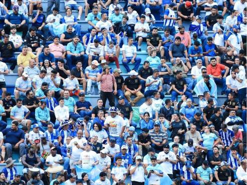 Las graderías del Mozarán se empiezan a copar por la afición hondureña. FOTOS: NEPTALÍ ROMERO | MAURICIO AYALA | YOSEPH AMAYA.