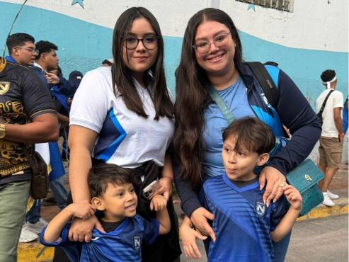 Las bonitas aficionadas de Nicaragua se hacen presentes en el Estadio Nacional Chelato Uclés. FOTOS: Marvin Salgado | David Romero.