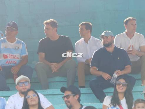 Paco Molina, técnico de Honduras, junto al director deportivo y su asistente técnico en el Roberto Suazo Córdova. (FOTO: Alex Pérez)