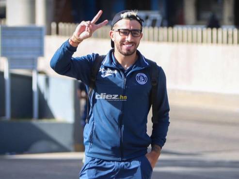 El delantero del Motagua saludó al LENTE DIEZ mientras se subía al bus que lo transportara de Tegucigalpa a SPS. FOTO: Andro Rodríguez.