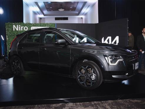 El Kia Niro Híbrido posee un motor Híbrido, 1.6 L gasolina y eléctrico 240V DC no enchufable.