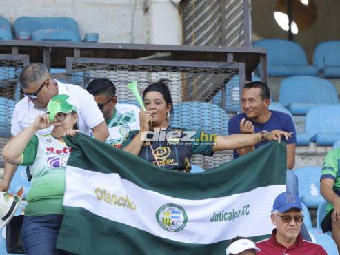 La fiesta en la afición de Juticalpa FC en el estadio Olímpico de San Pedro Sula. FOTO: Neptalí Romero.