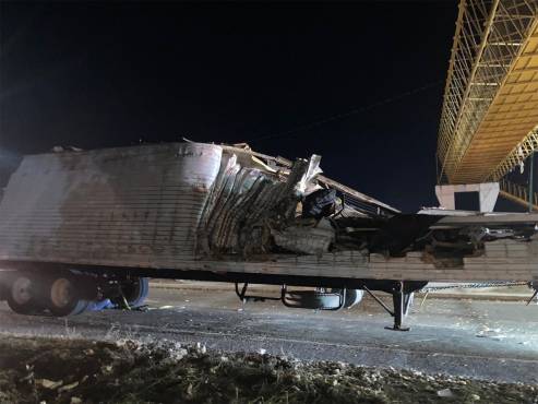 El funcionario indicó que en el remolque viajaban 107 personas, pero los primeros rescatistas que llegaron al lugar indicaron que debían haber sido más, porque varios huyeron incluso heridos por temor a ser detenidos por los agentes migratorios.