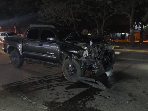 El vehículo de Clayvin Zúniga quedó destruido de la parte frontal tras chocar con otro carro en una de las calles más concurridas de SPS.