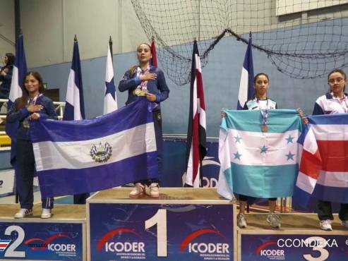 Gracia Sandoval sostuvo la bandera de Honduras en su premiación. FOTO: Gerencia de Deportes SPS.