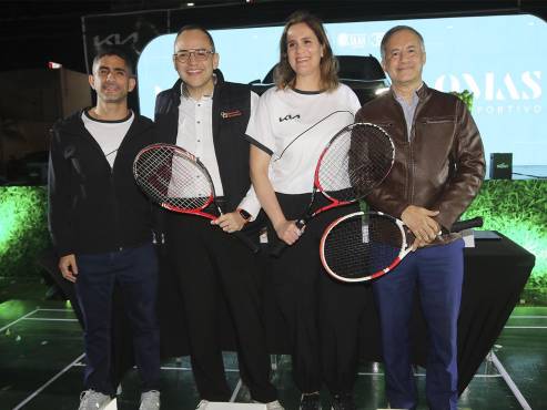 Directivos y aliados estratégicos presentes en el lanzamiento del Kia Open 2026 y la nueva Kia Sportage Híbrida.