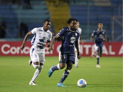 Cristopher Meléndez domina la pelota ante la marca del hondureño Jesús Batiz. FOTOS: ESTALIN IRÍAS | DAVID ROMERO.