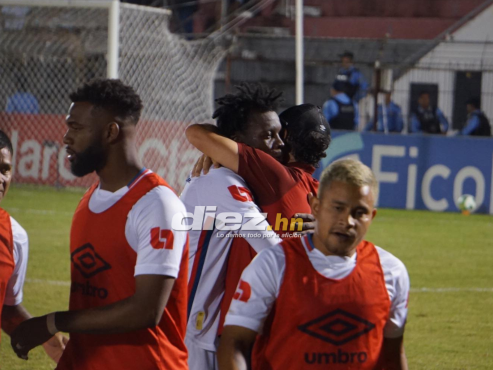José García festeja el primer gol de Olimpia ante Motagua en La Ceiba.