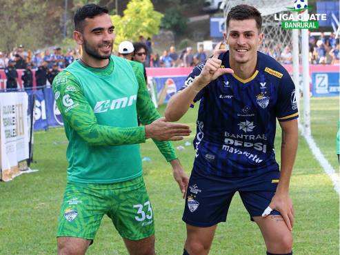 Facundo Queiroz (Derecha) llega procedente del Cobán Imperial de Guatemala, club con el que no llegó a un acuerdo en la renovación de su contrato.