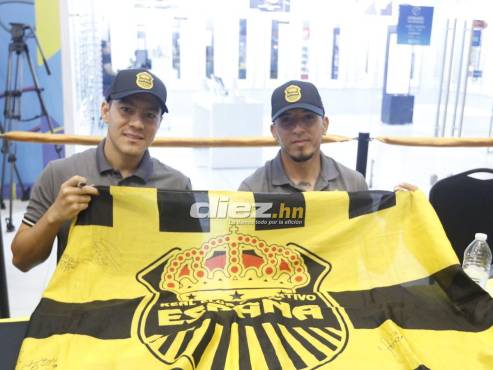 Los mexicanos Michael Pérez y Raí Villa apoyan a México previo al duelo ante Honduras en el Nacional Chelato Uclés. FOTO: Neptalí Romero.