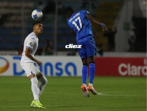 Kervin Arriaga marca Jean Jacques en la zona del mediocampo del Estadio Nacional. FOTOS: EMILIO FLORES | MARVIN SALGADO | MAURICIO AYALA.